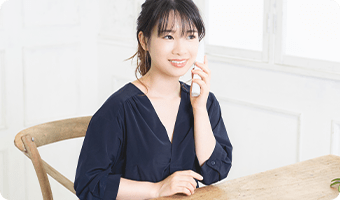 電話で相談する女性